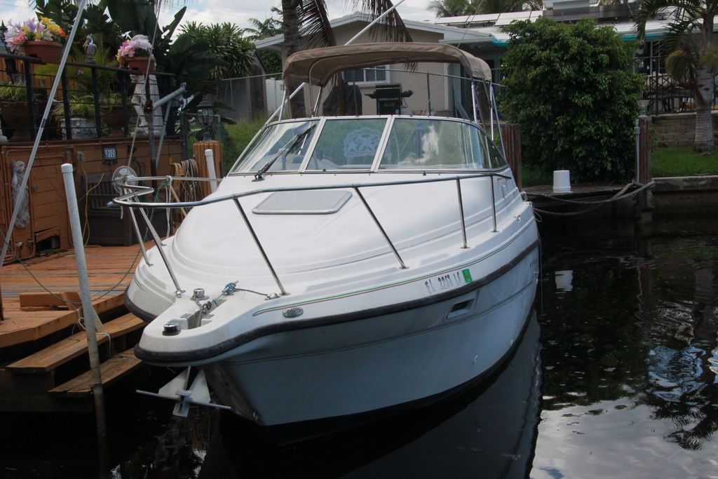 1999 Maxum 2400 Mercruiser boat docked.
