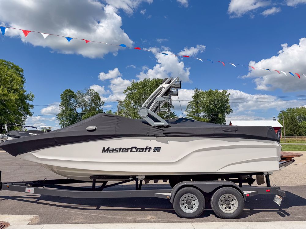 2022 MasterCraft XT24 - 45