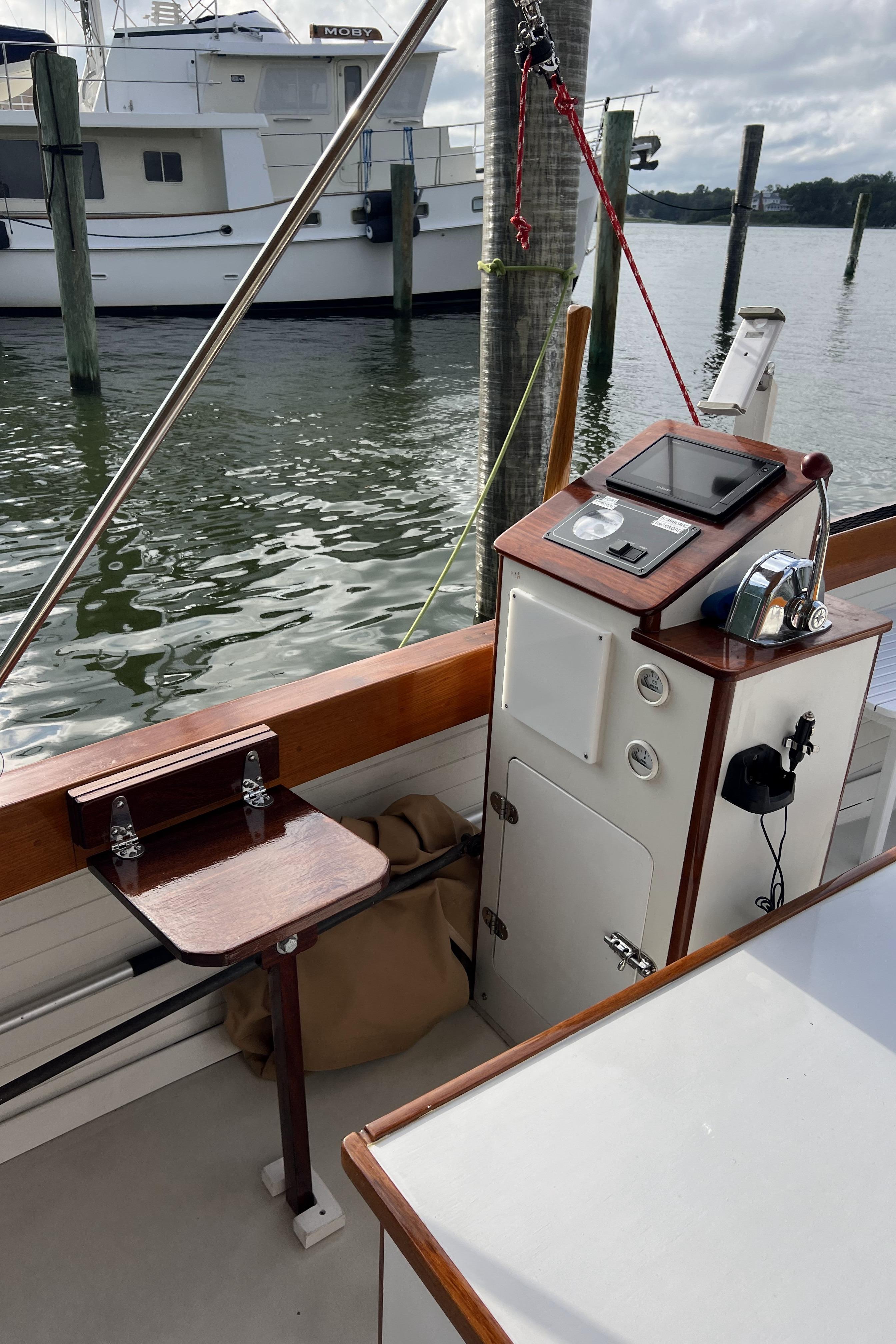 22 ft Hinckley Launch Side Console