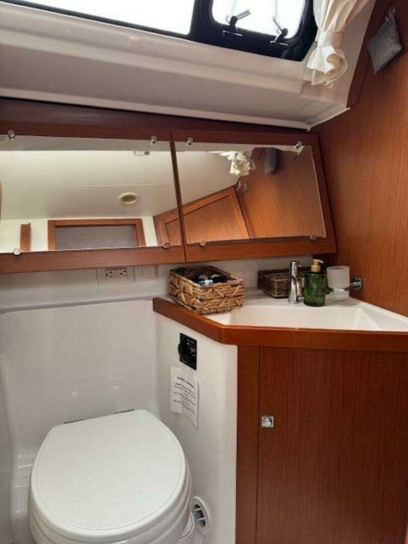 2014 Beneteau 45 - Image 19