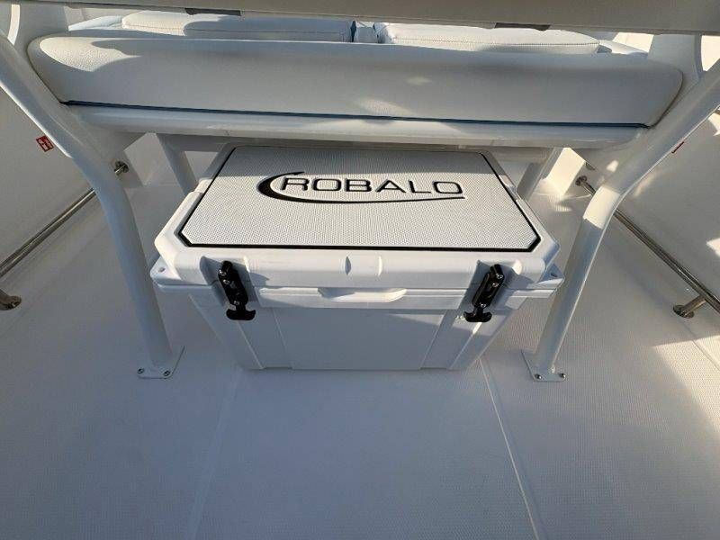 2026 Robalo R230 Center Console - 18