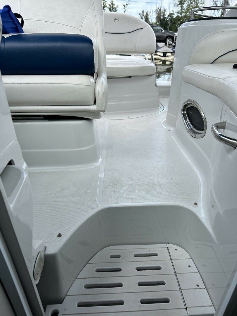 2010 Crownline — - Image 3