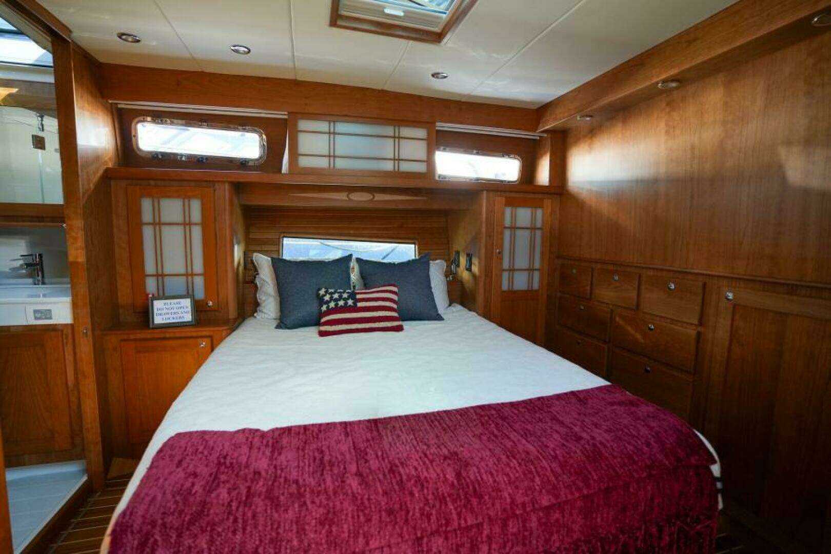 2027 Sabre 51 Salon Express - Image 25