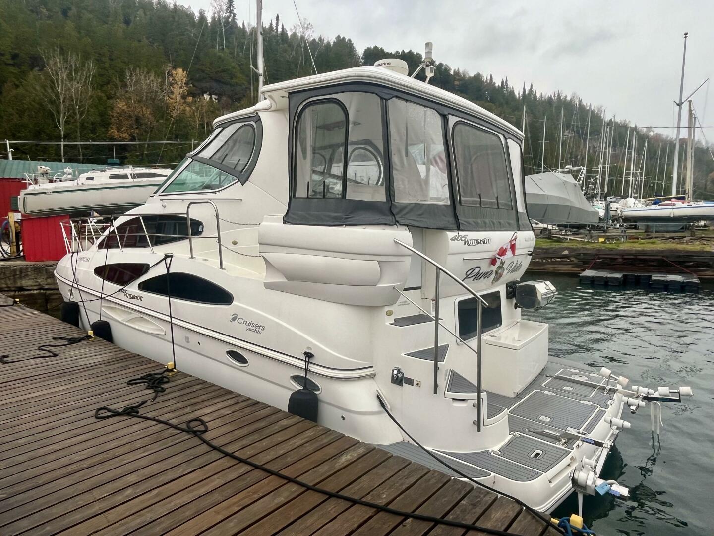 2005 Cruisers Yachts 405 Express Motor Yacht docked at a marina.