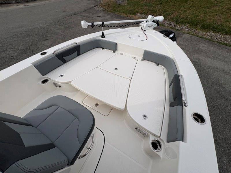 2025 Robalo 226 Cayman - 30