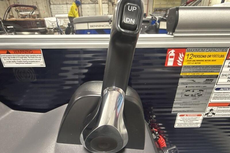 Throttle control lever on a 2026 Bennington 22 SSRSF boat, with capacity warnings.