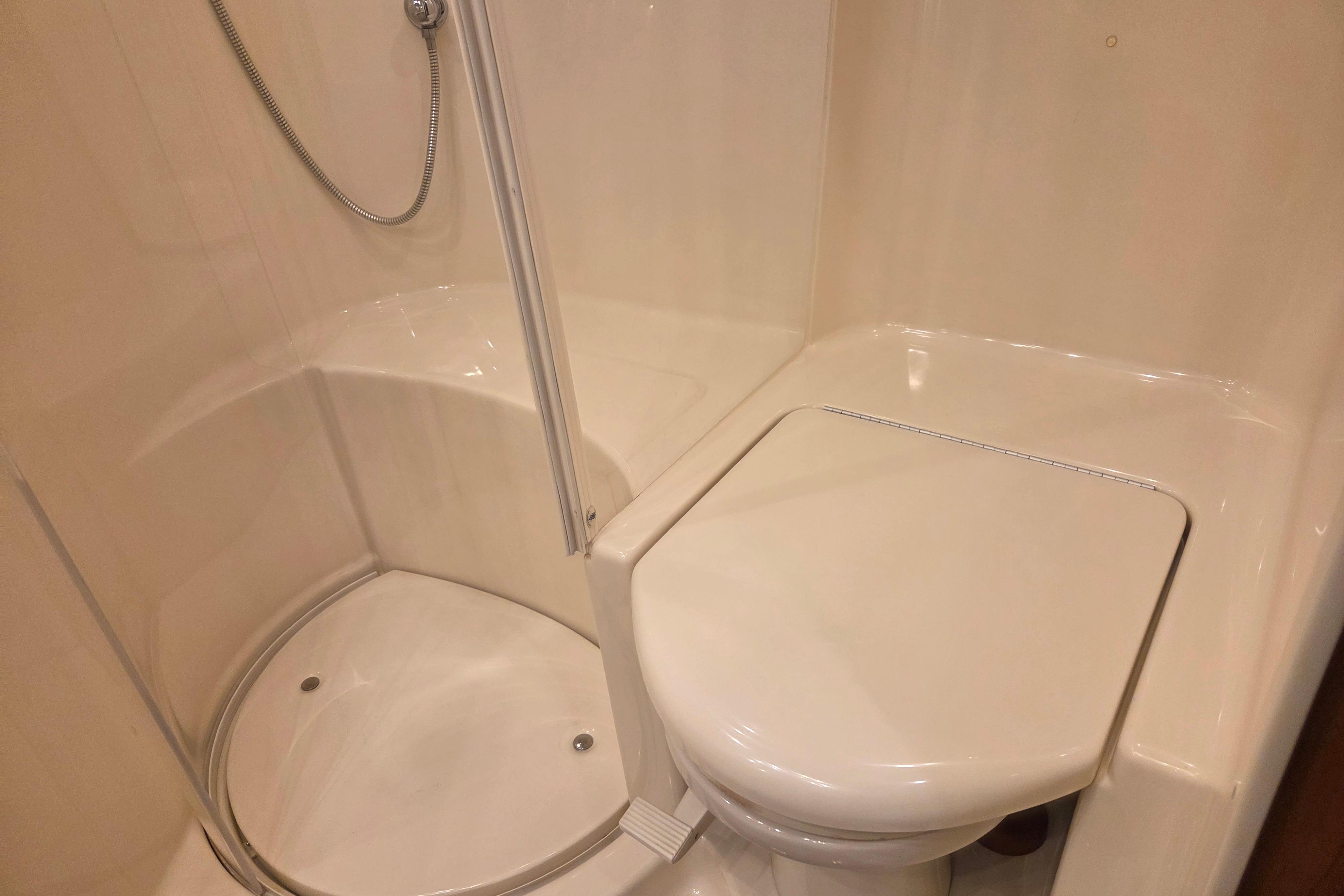 Bathroom interior of 2000 Sea Ray Sundancer 540 yacht, featuring shower and toilet.