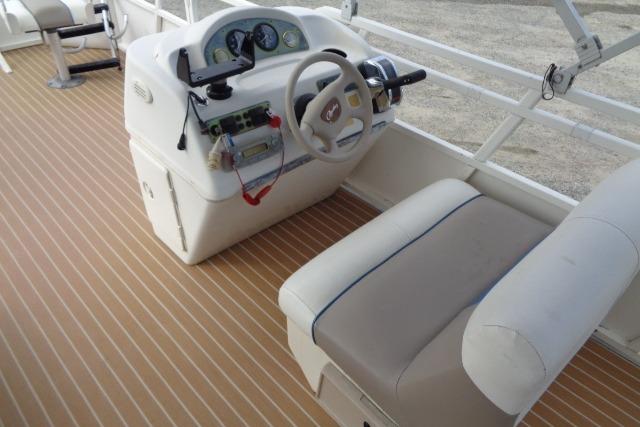 2008 Bentley Pontoons 200 CRUISE boat interior with steering console and seating.