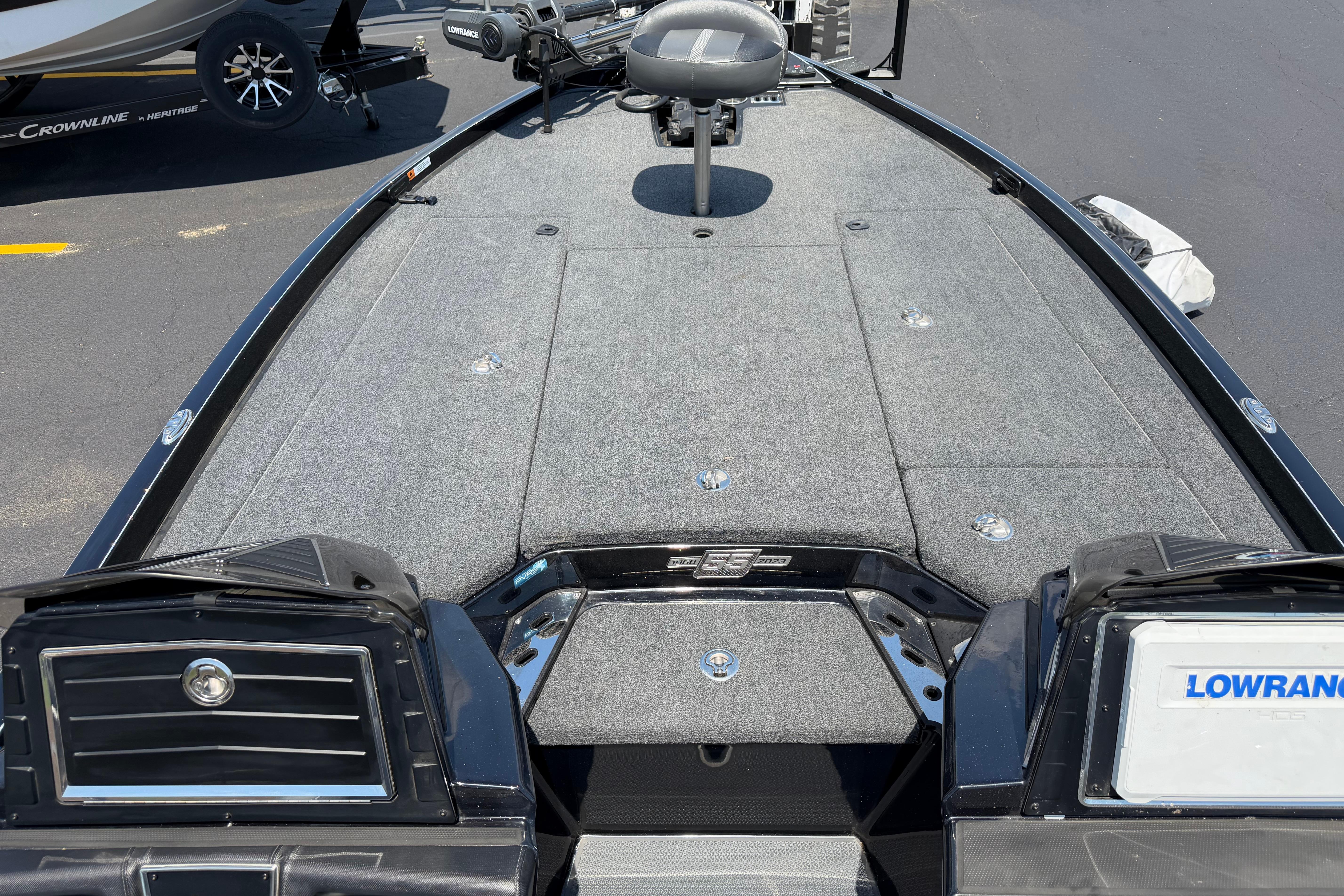 2023 Ranger Z520R boat deck with Lowrance equipment, featuring spacious seating and storage.
