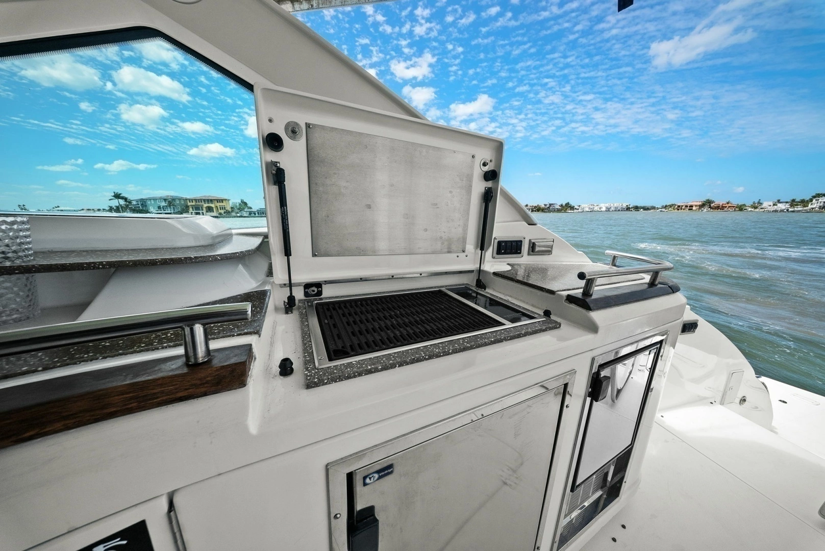 2012 Cruisers Yachts 540 Coupe - Image 40