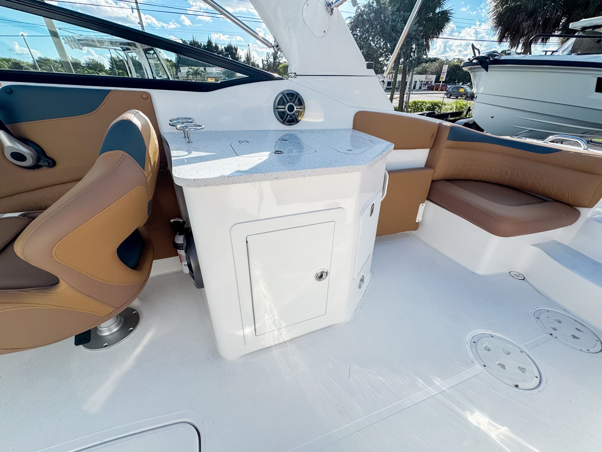 2026 Hurricane SunDeck 2690 OB - 11