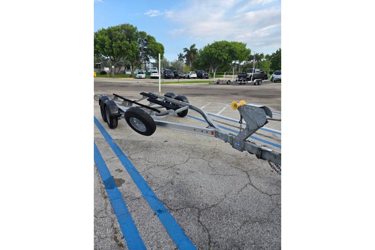 Boat trailer in parking lot, suitable for 2024 Yamaha Boats 222 FSH Sport E.