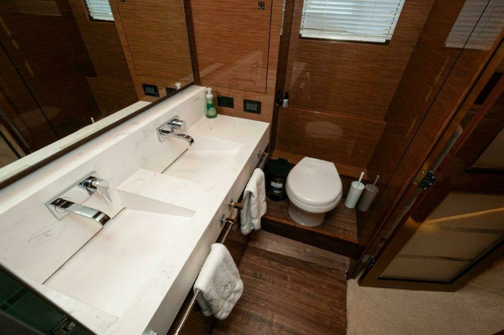 2020 Cruisers Yachts 60 Cantius - Image 25