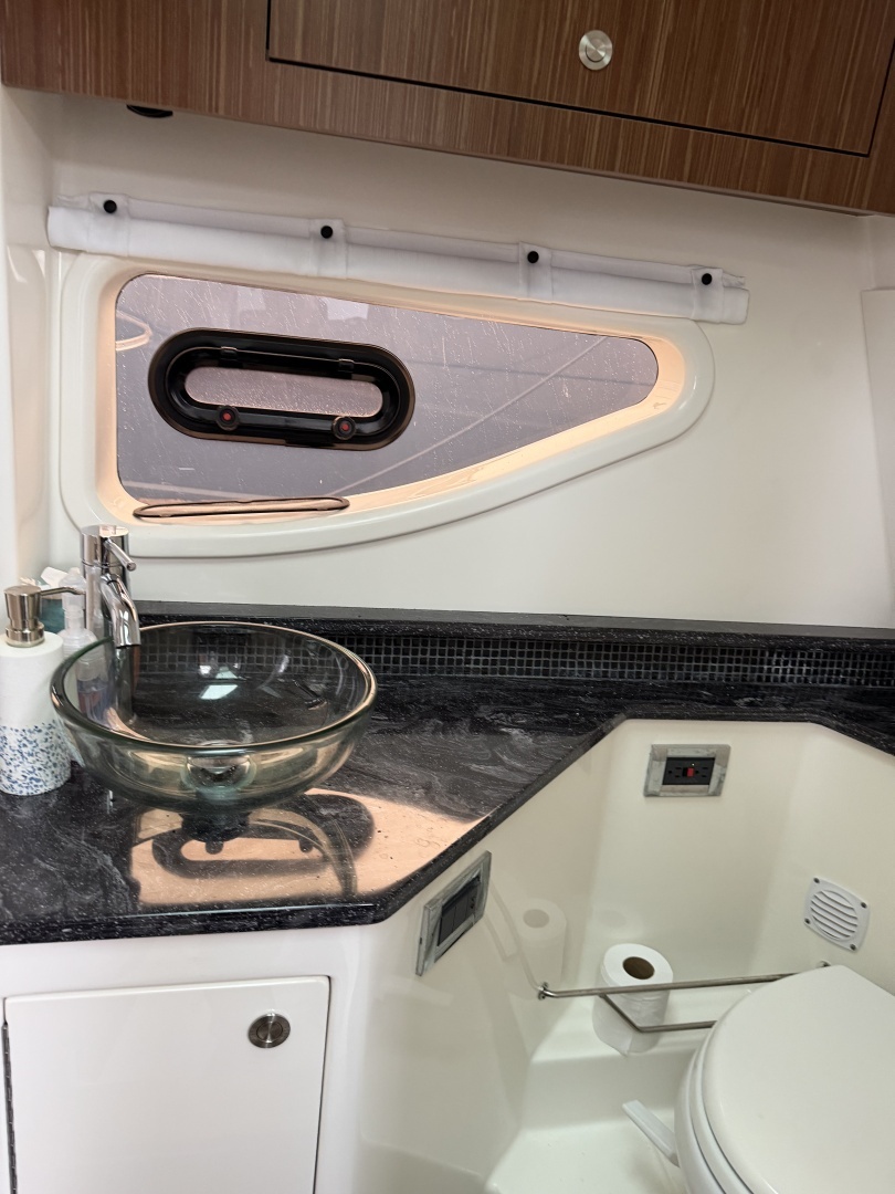 2022 Sea Ray 370 Sundancer - Image 13