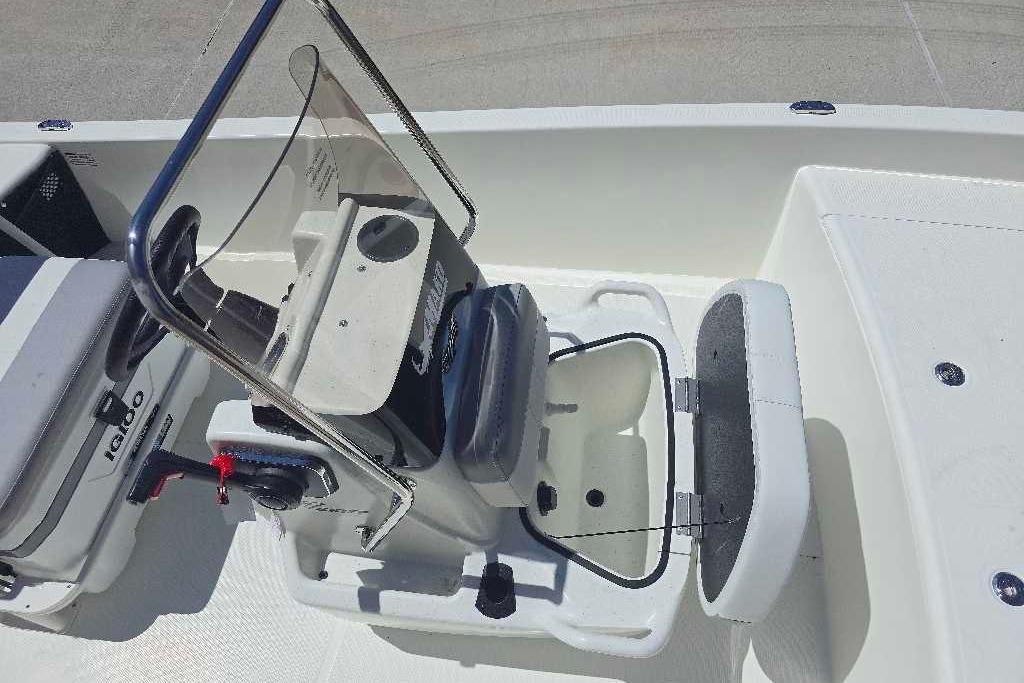 2026 Mako Pro Skiff 17 CC boat interior with console and seating.