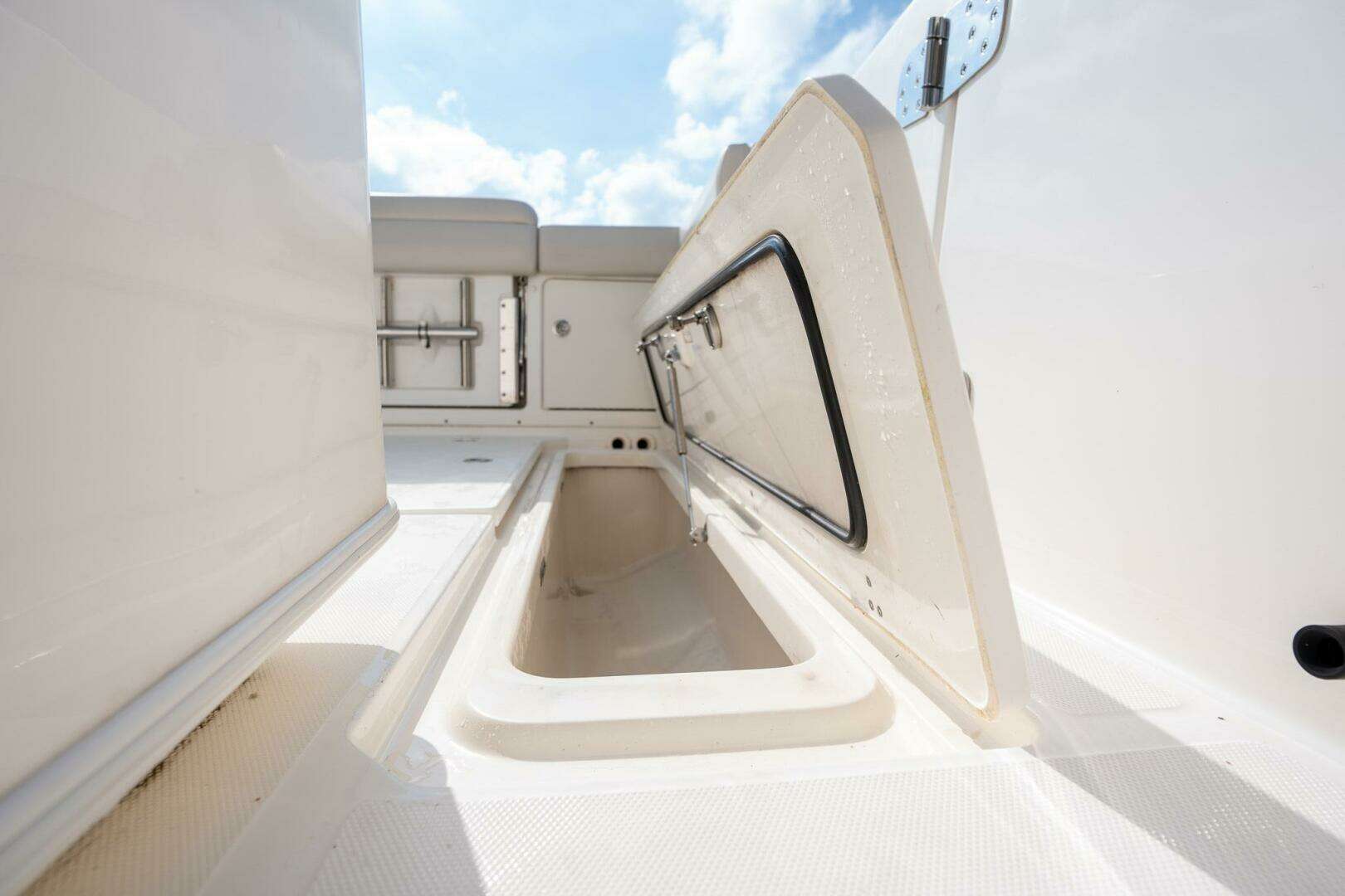 2020 Boston Whaler 380 Outrage Center Console - Image 34
