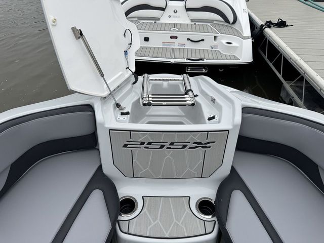 2025 Yamaha Boats 255XD - 37
