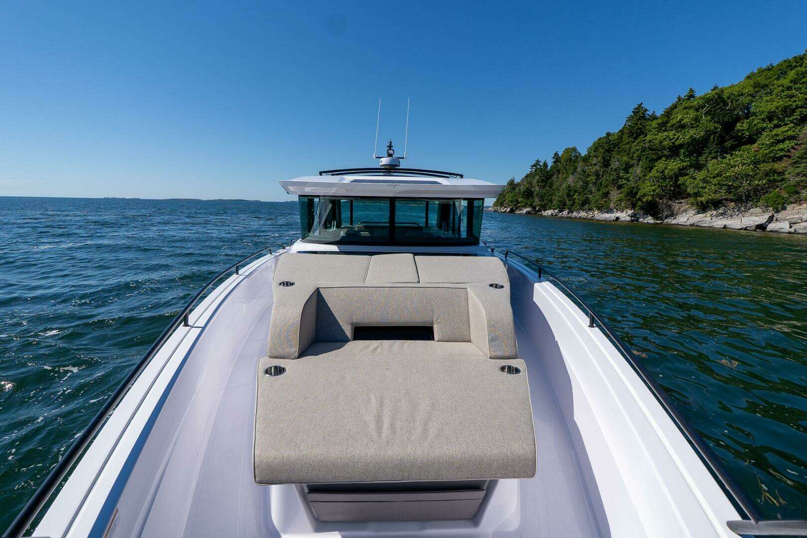 2025 Axopar Cross Cabin - Image 17