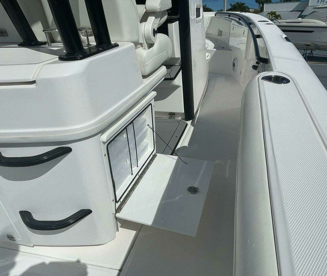 2022 Everglades 335 Center Console - Image 28