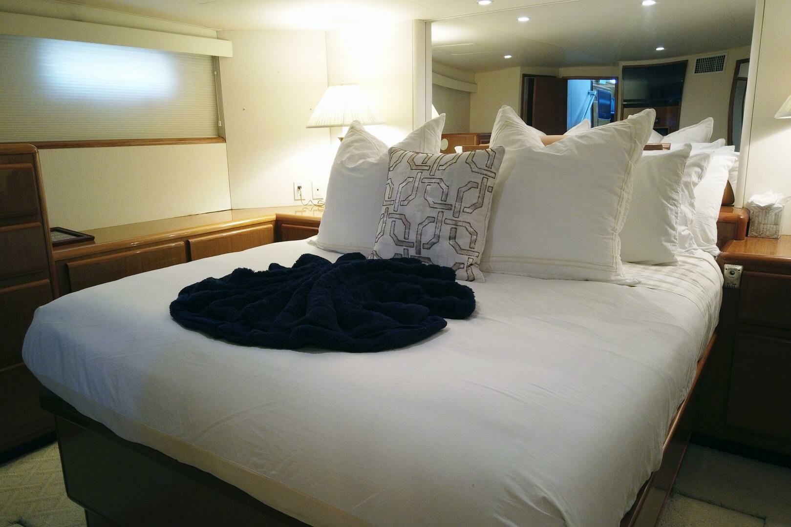 1999 Viking Motoryacht - Image 31