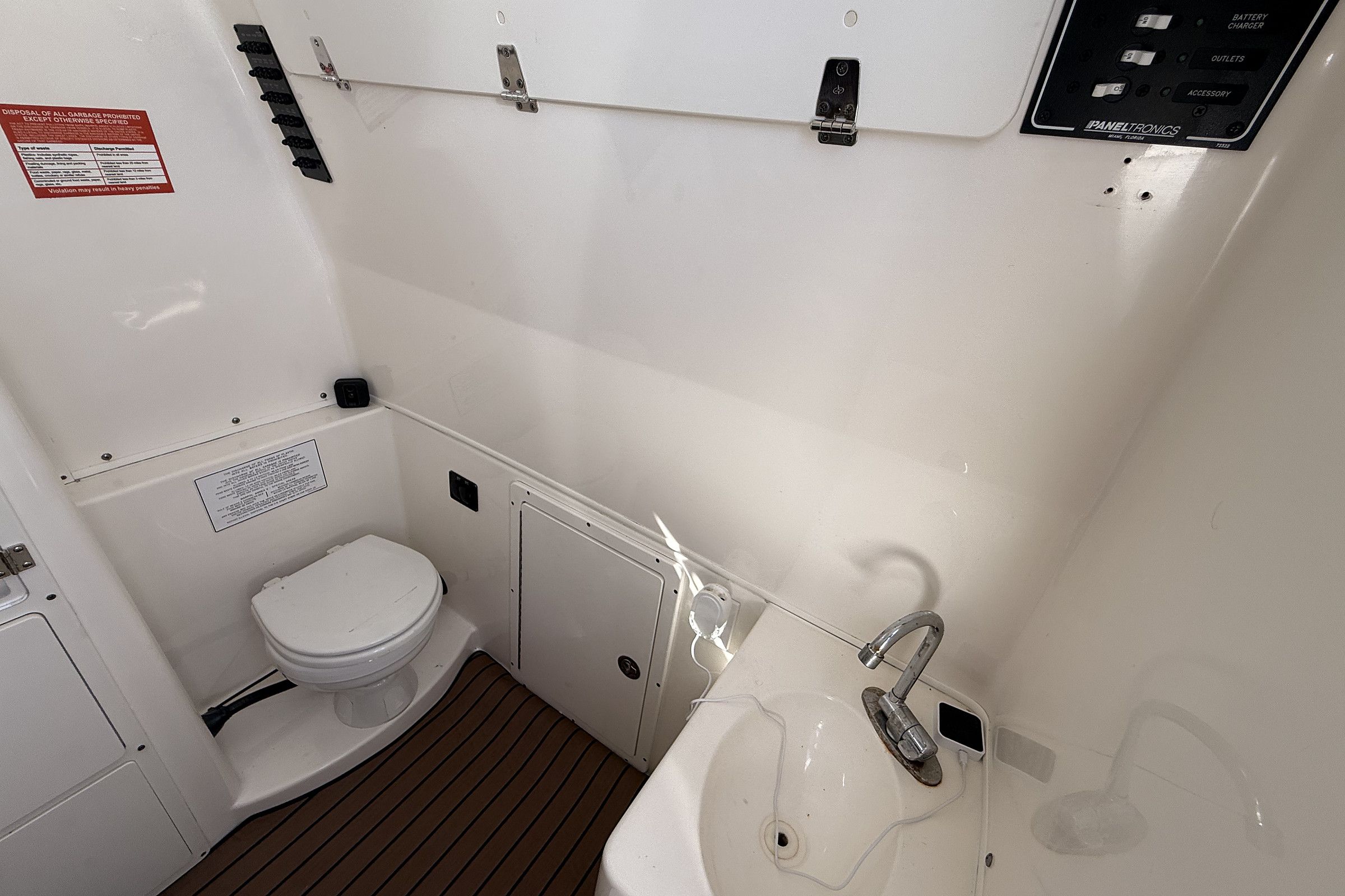 2015 Cobia Center Console 344 - 13