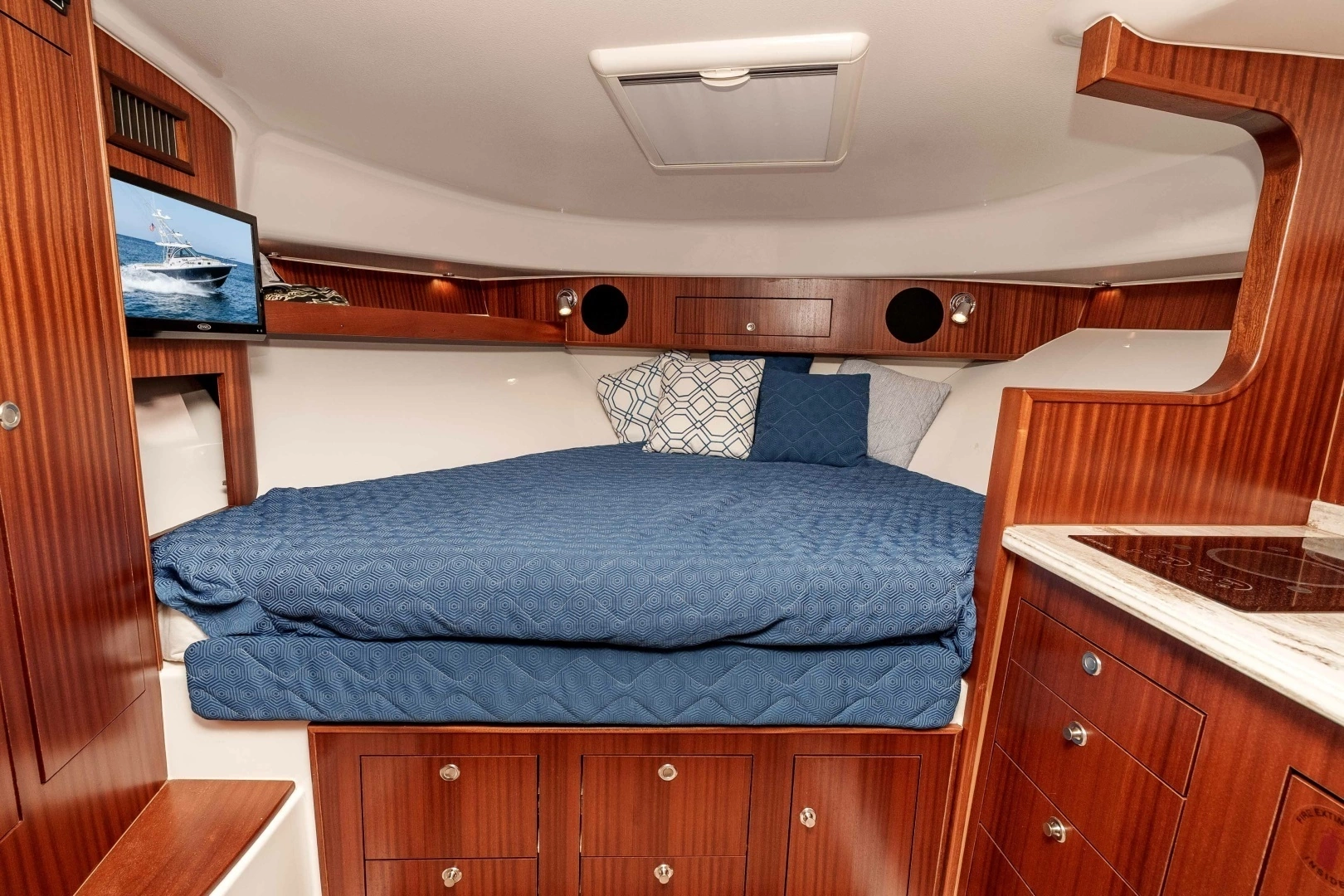 2018 Pursuit 385 Offshore - Image 7