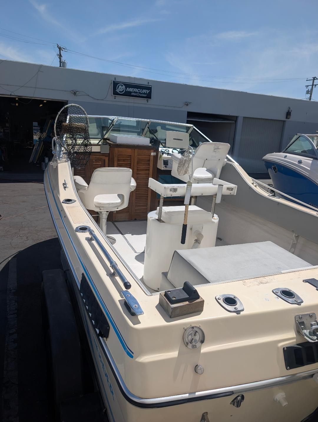 1984 Invader 20V CUDDY - 3