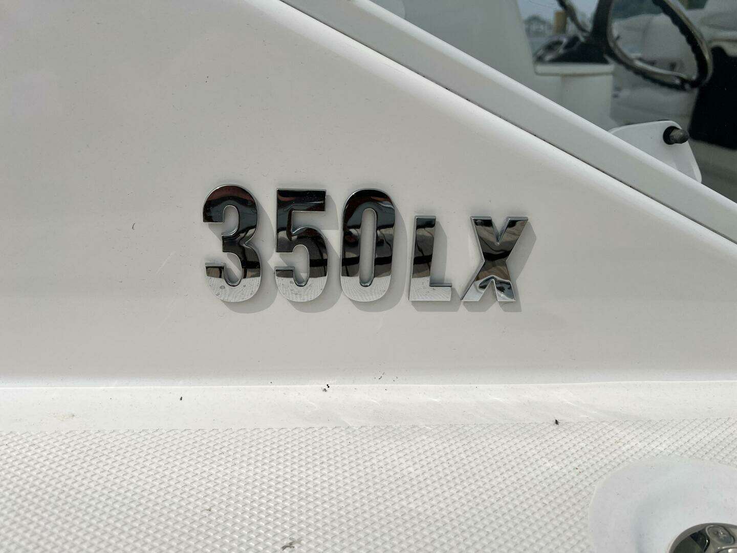 2012 Everglades 350 LX - Image 28
