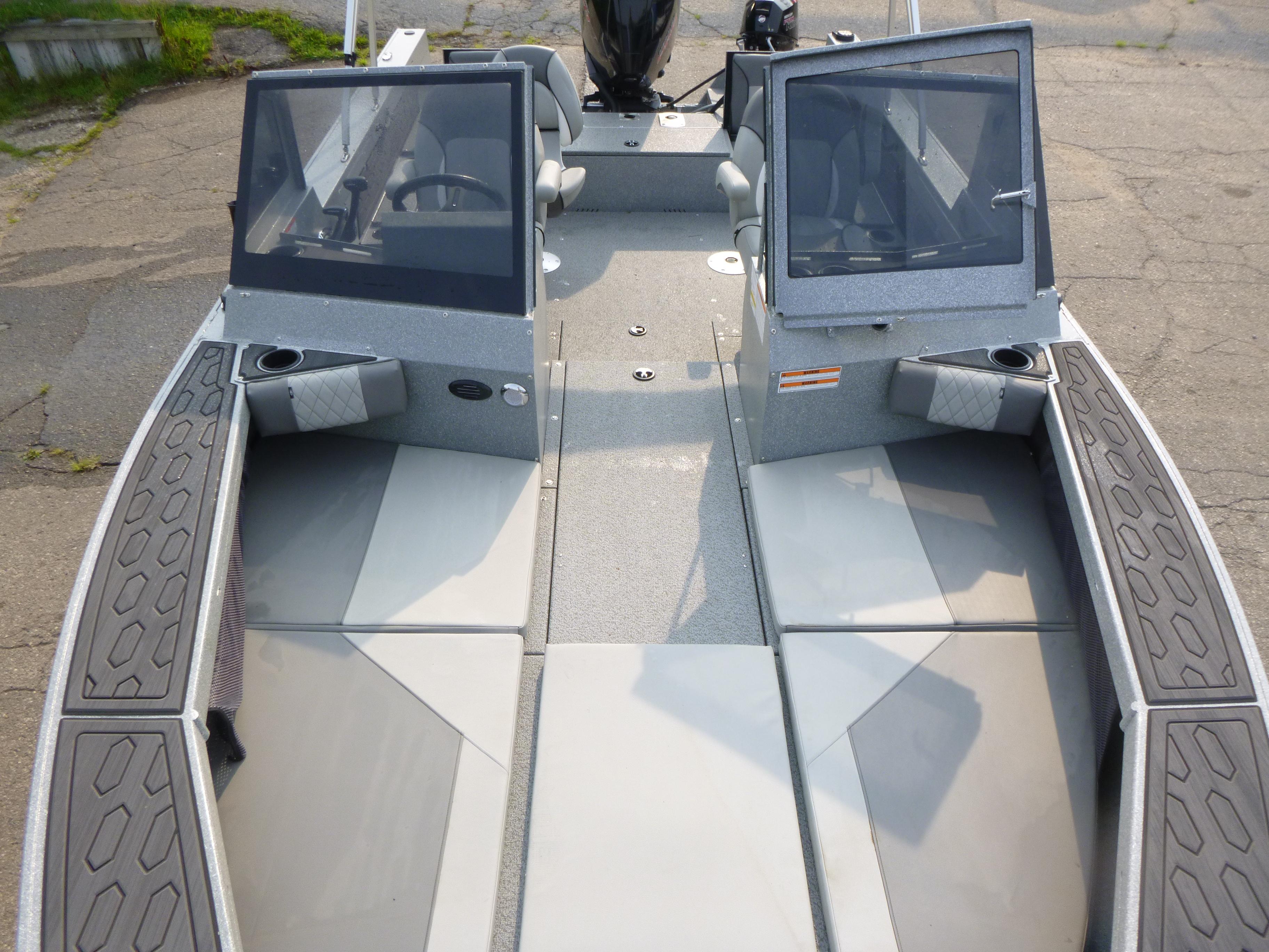 2025 KingFisher 2125 Arrow Sport boat interior with dual consoles and seating.