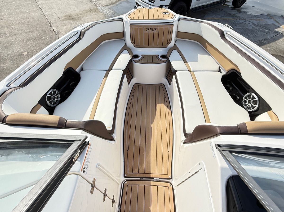 2022 Yamaha Boats 252SE - 5