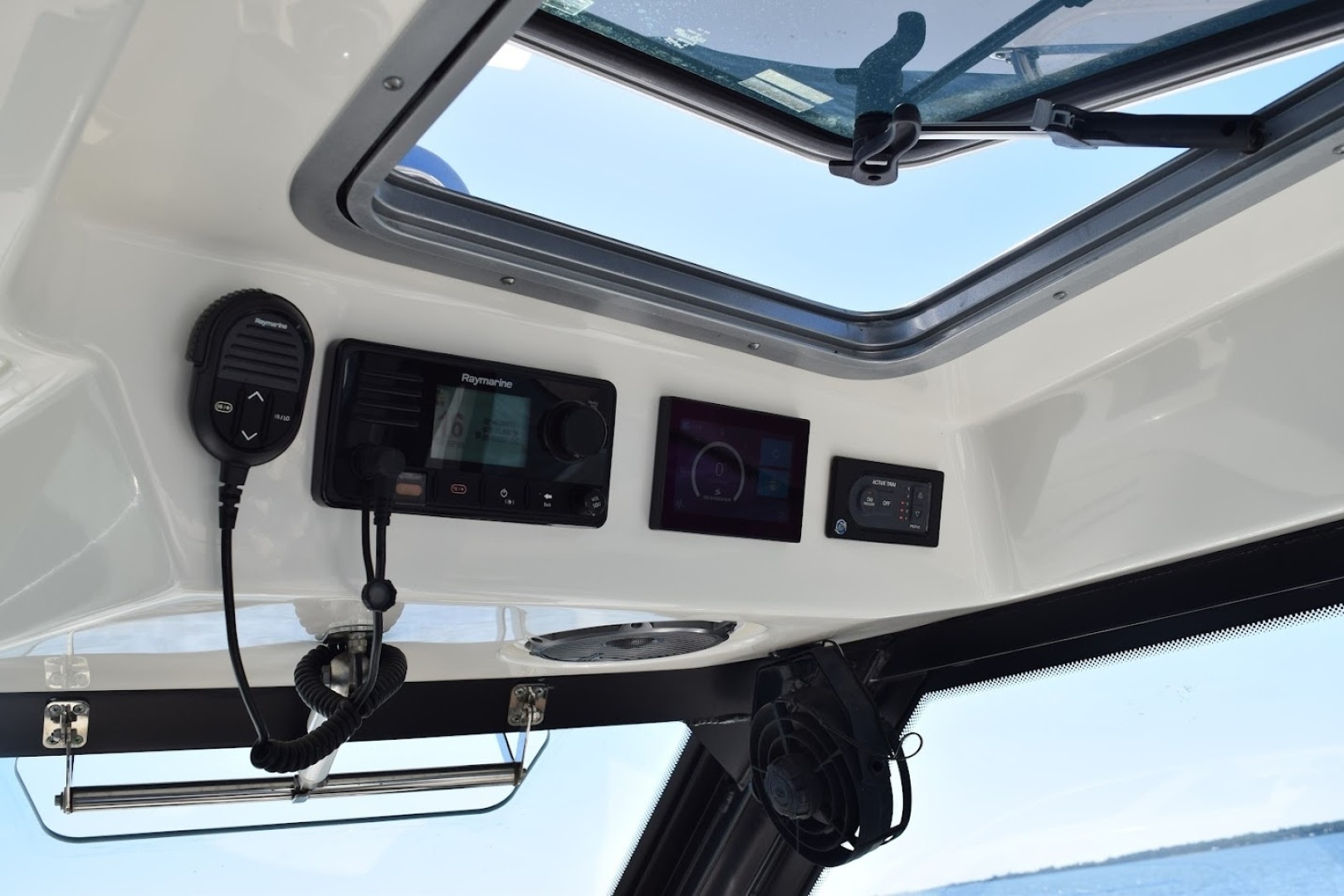 2021 Boston Whaler 325 Conquest - Image 19