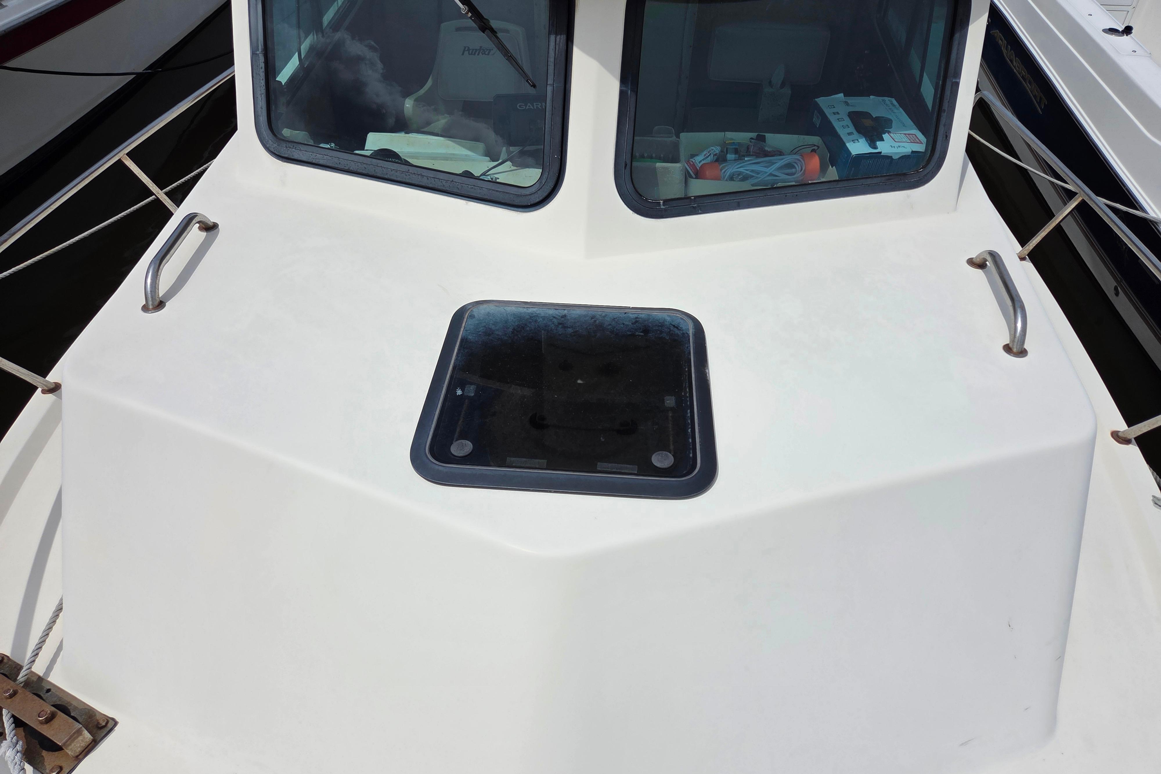 2002 Parker 2520 Deep Vee Sport Cabin boat deck with cabin windows and hatch.