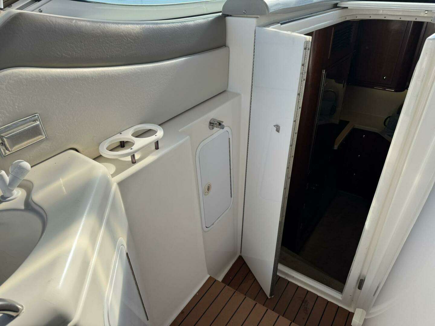 2003 Cruisers Yachts 3772 - Image 28