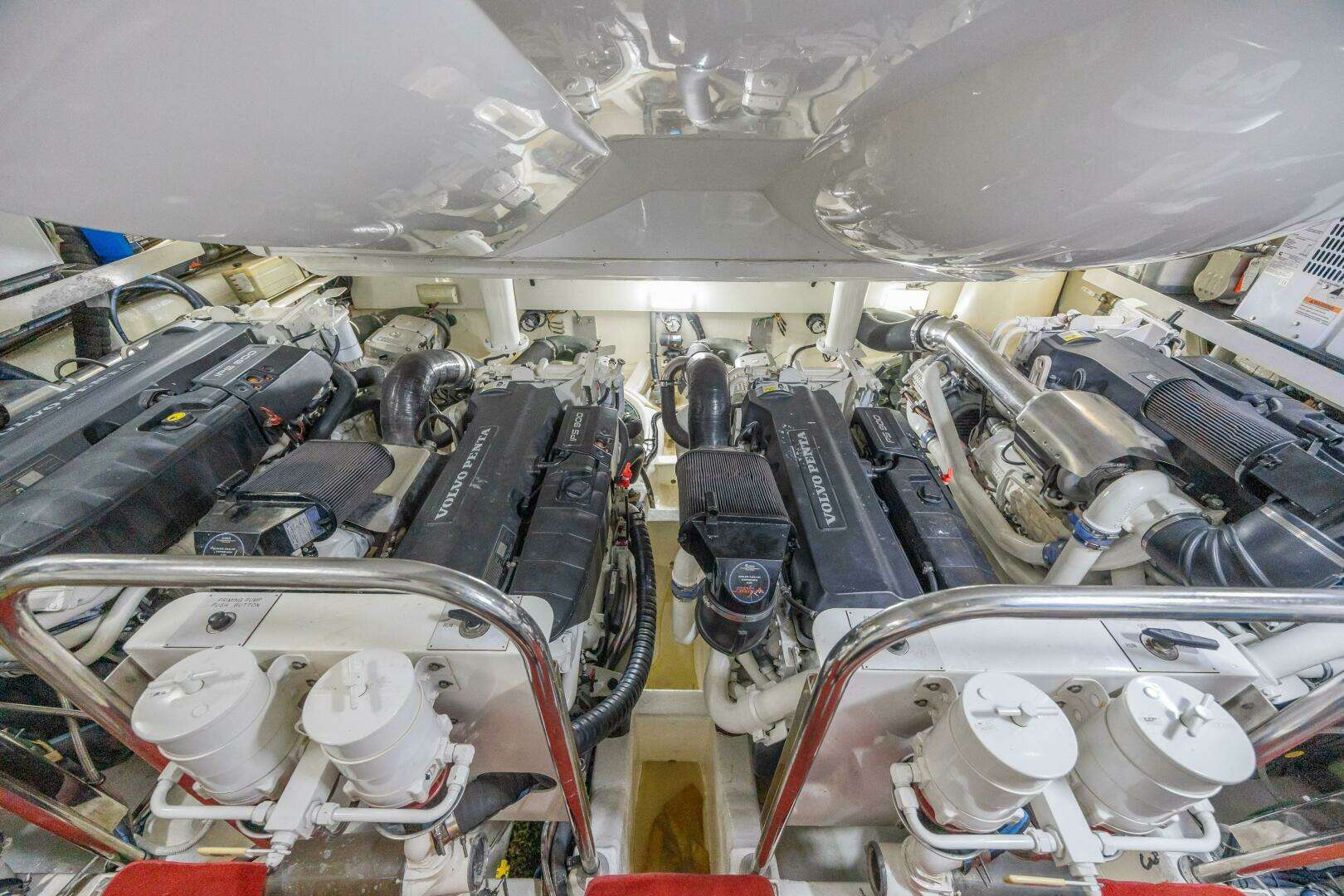 2010 Lazzara Yachts LSX 92 - Image 59
