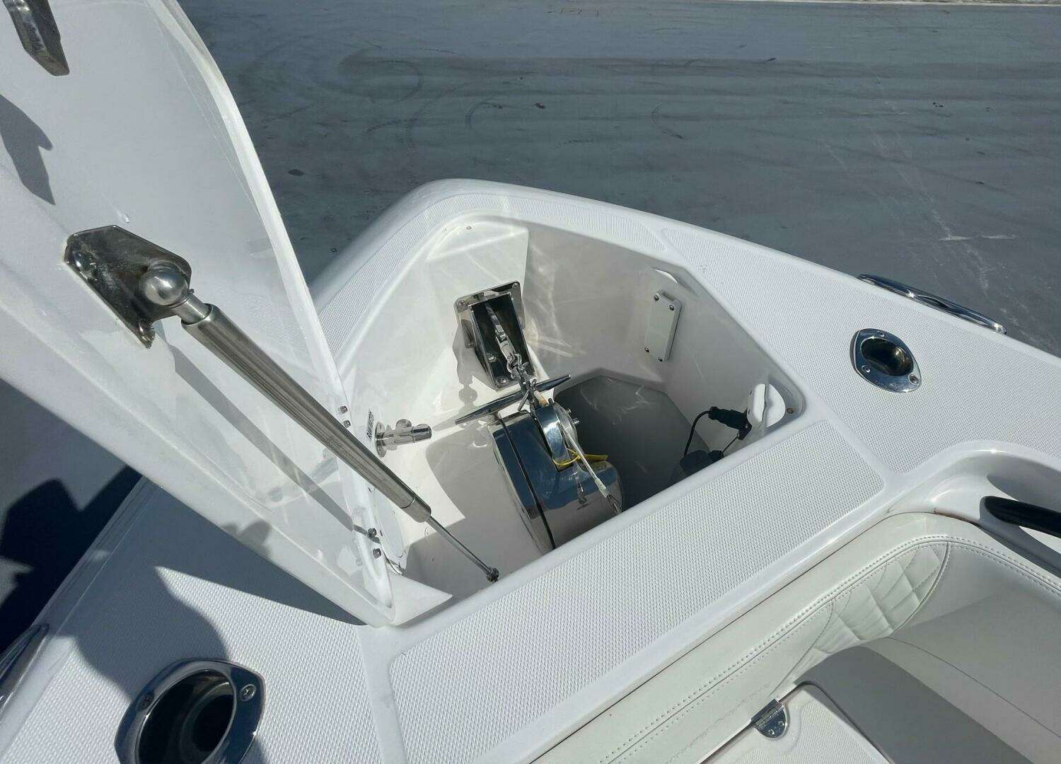 2022 Everglades 335 Center Console - Image 15