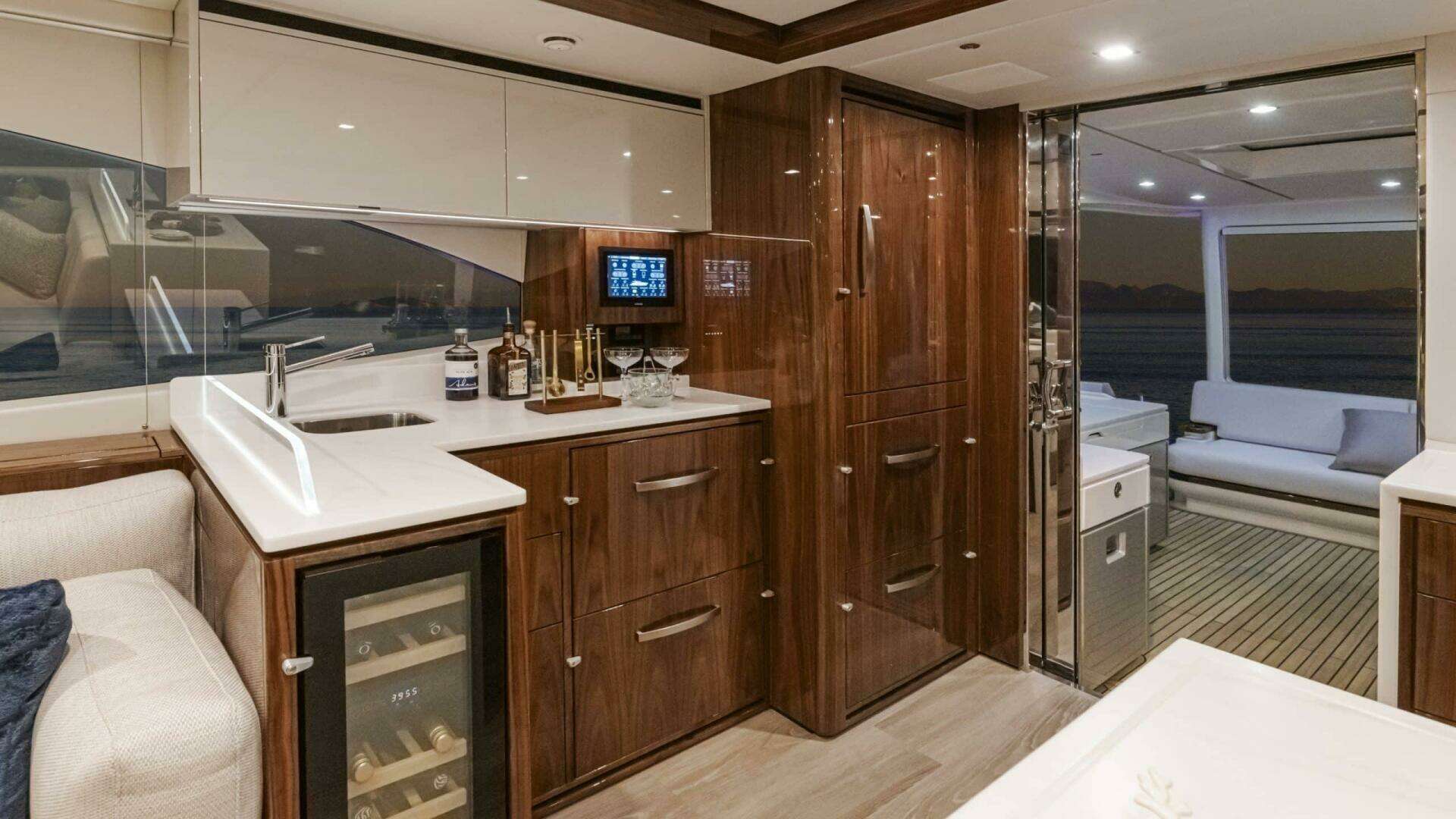2026 Riviera 6800 Sport Yacht Platinum Edition - Image 12