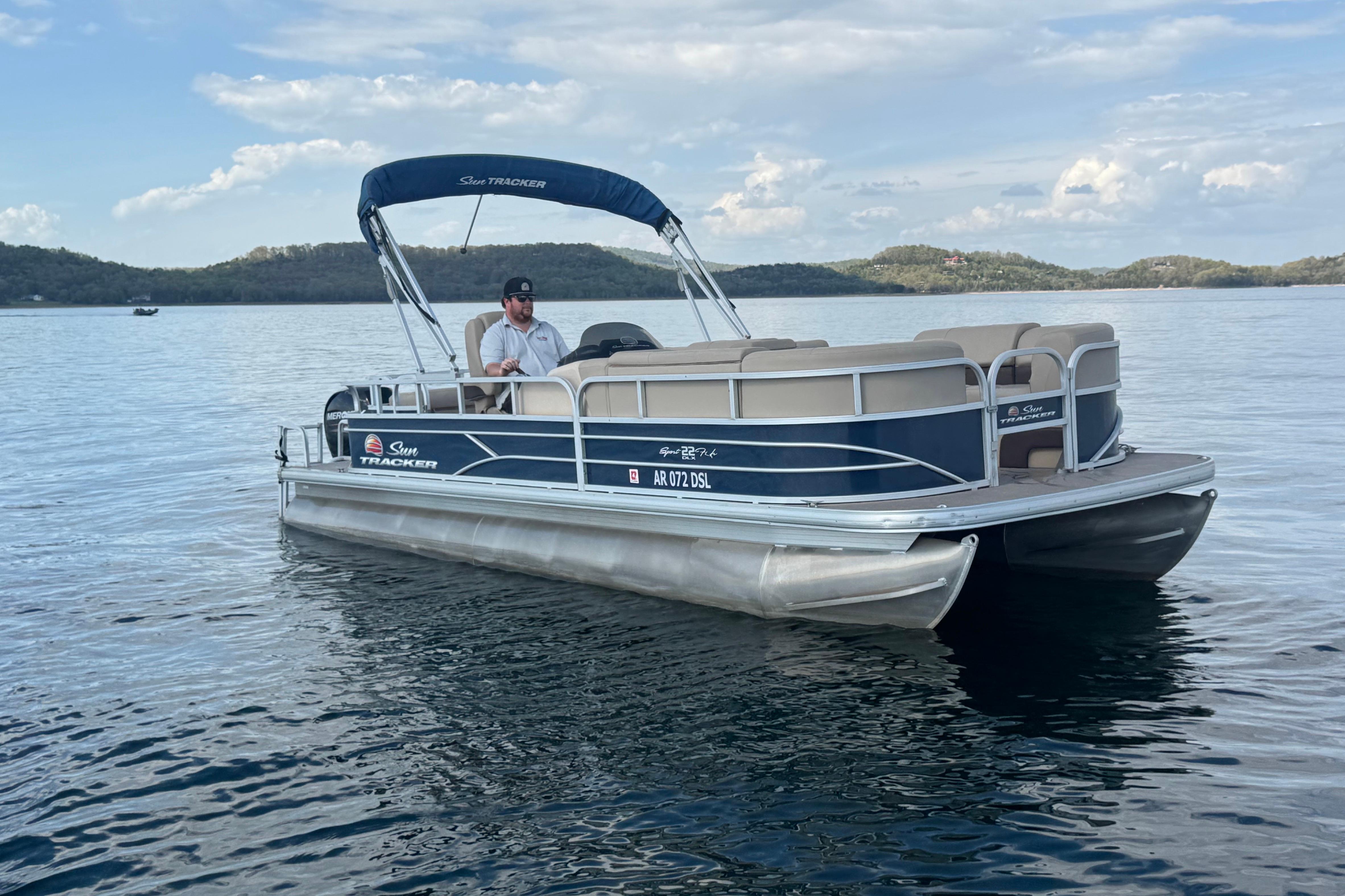 2019 Sun Tracker Party Barge 22 Sport Fish