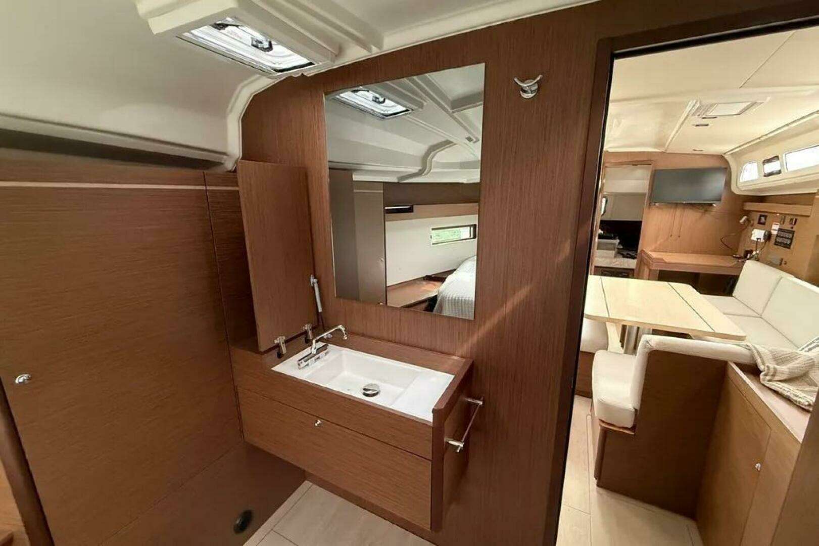 2022 Beneteau Oceanis 40.1 - Image 9