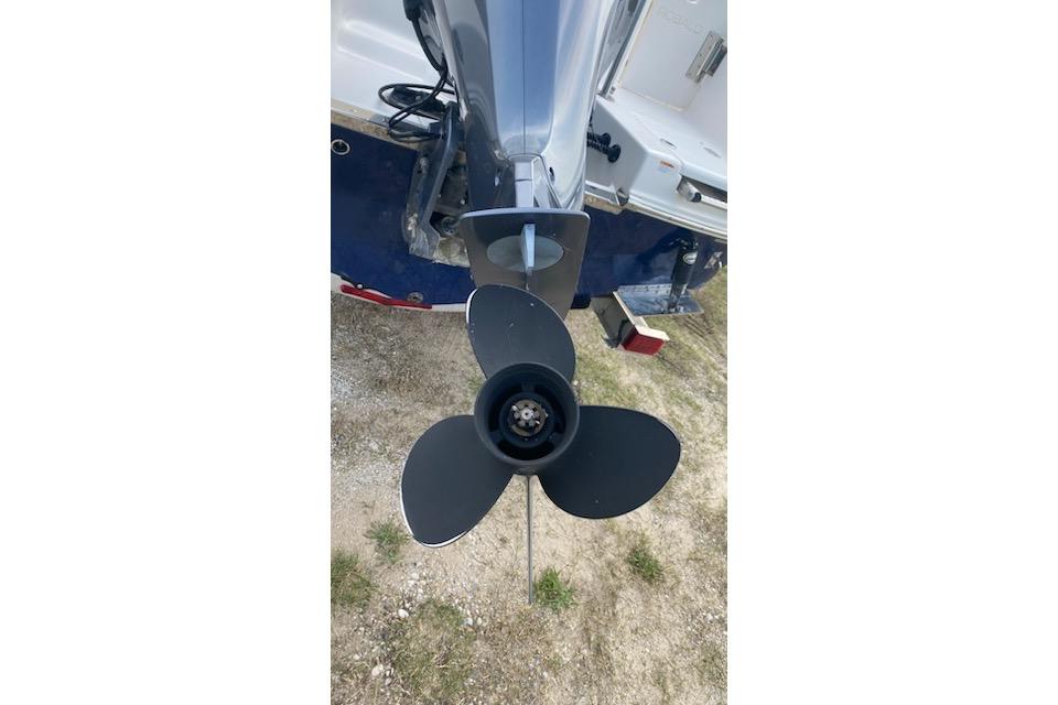 2017 Robalo R222 Center Console boat propeller on display.
