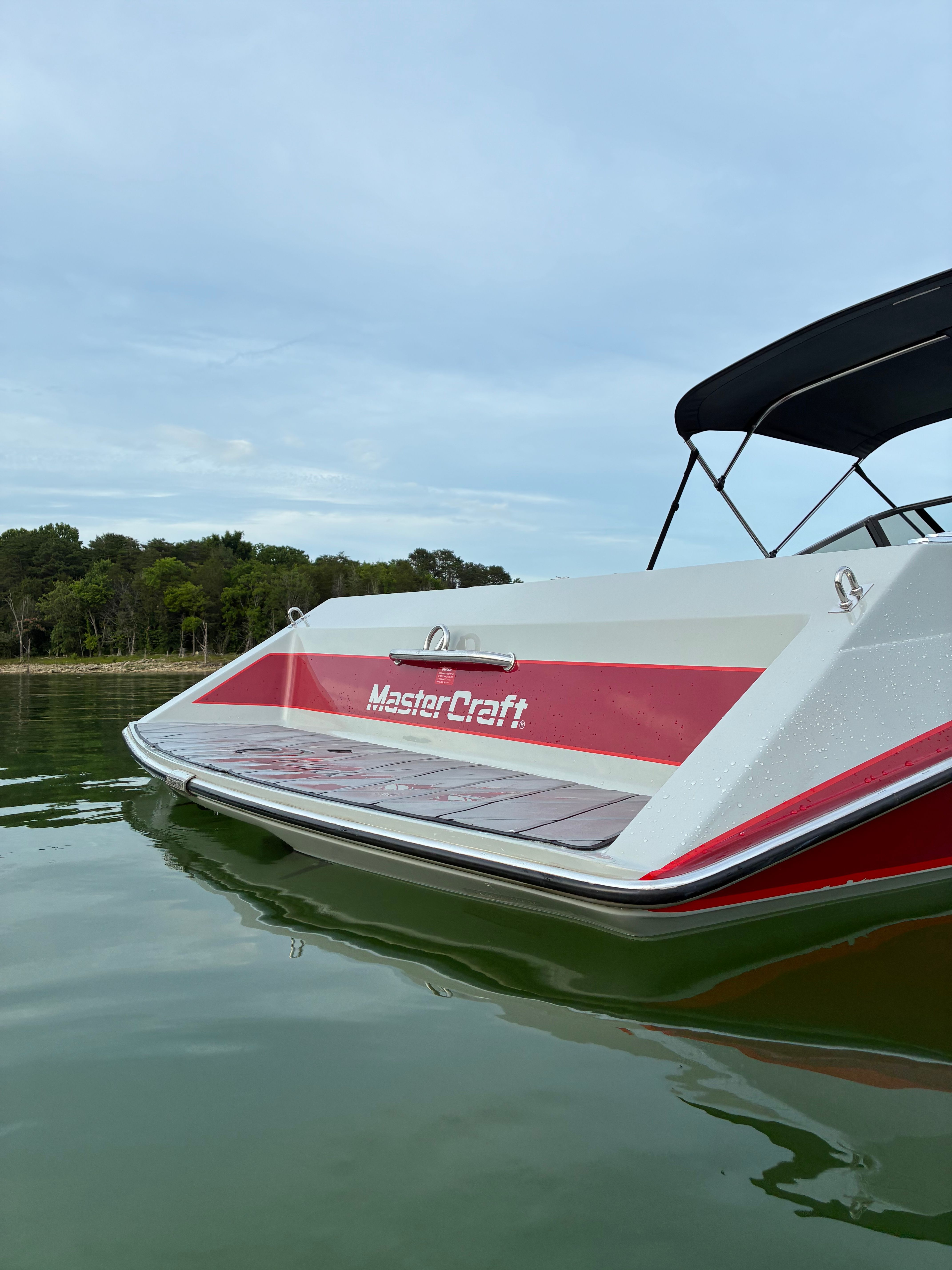 1989 MasterCraft TriStar 190 on calm water.