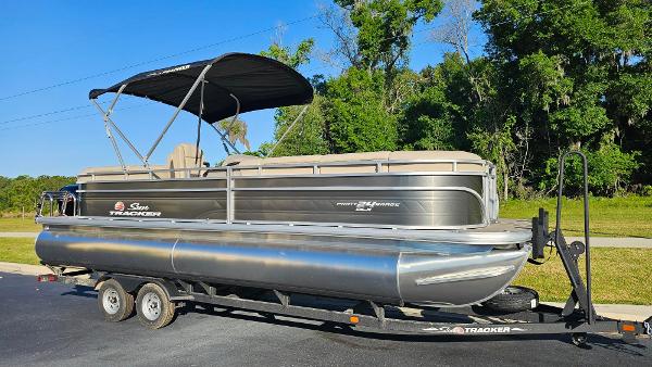 2024 Sun Tracker Party Barge 24 DLX