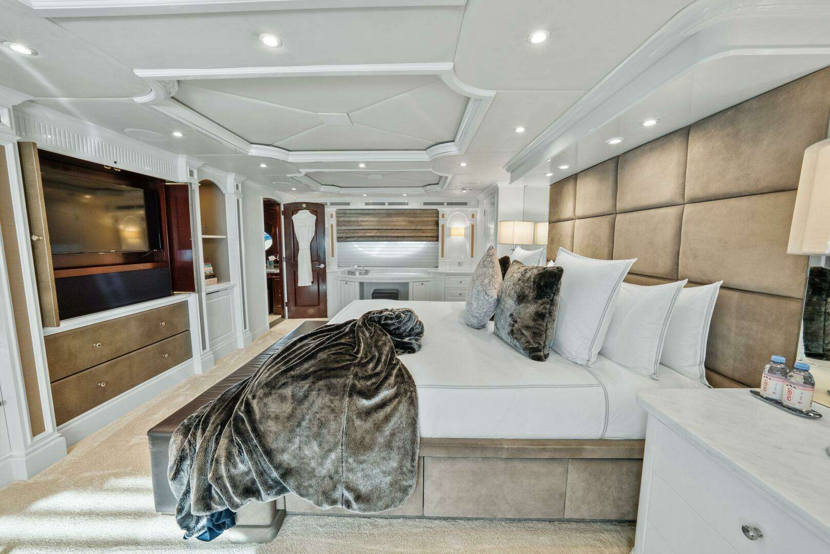 2005 Trinity Yachts Tri-Deck - Image 13