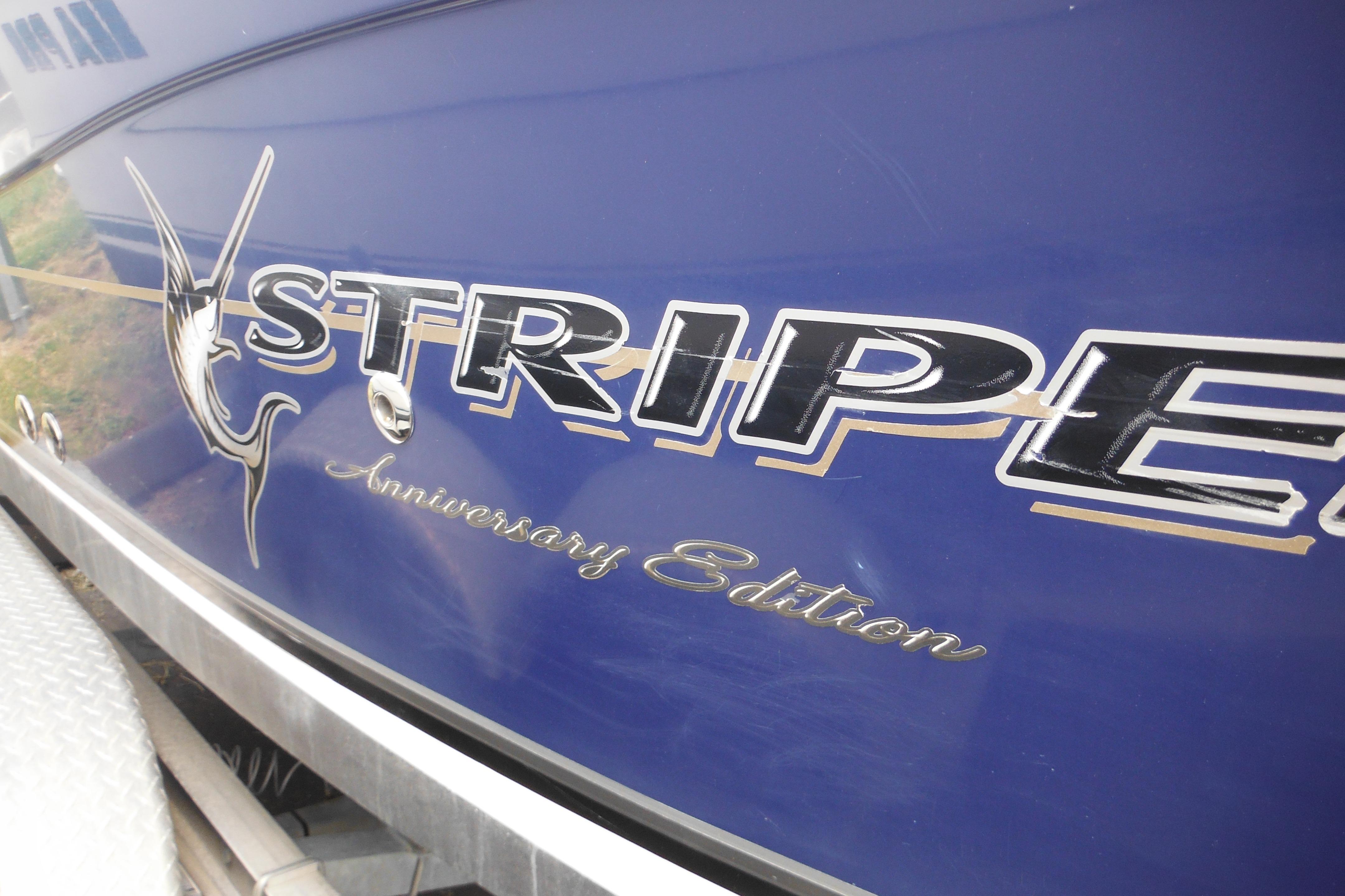2005 Seaswirl Striper 2101 Walkaround O/B, Anniversary Edition, blue hull detail.