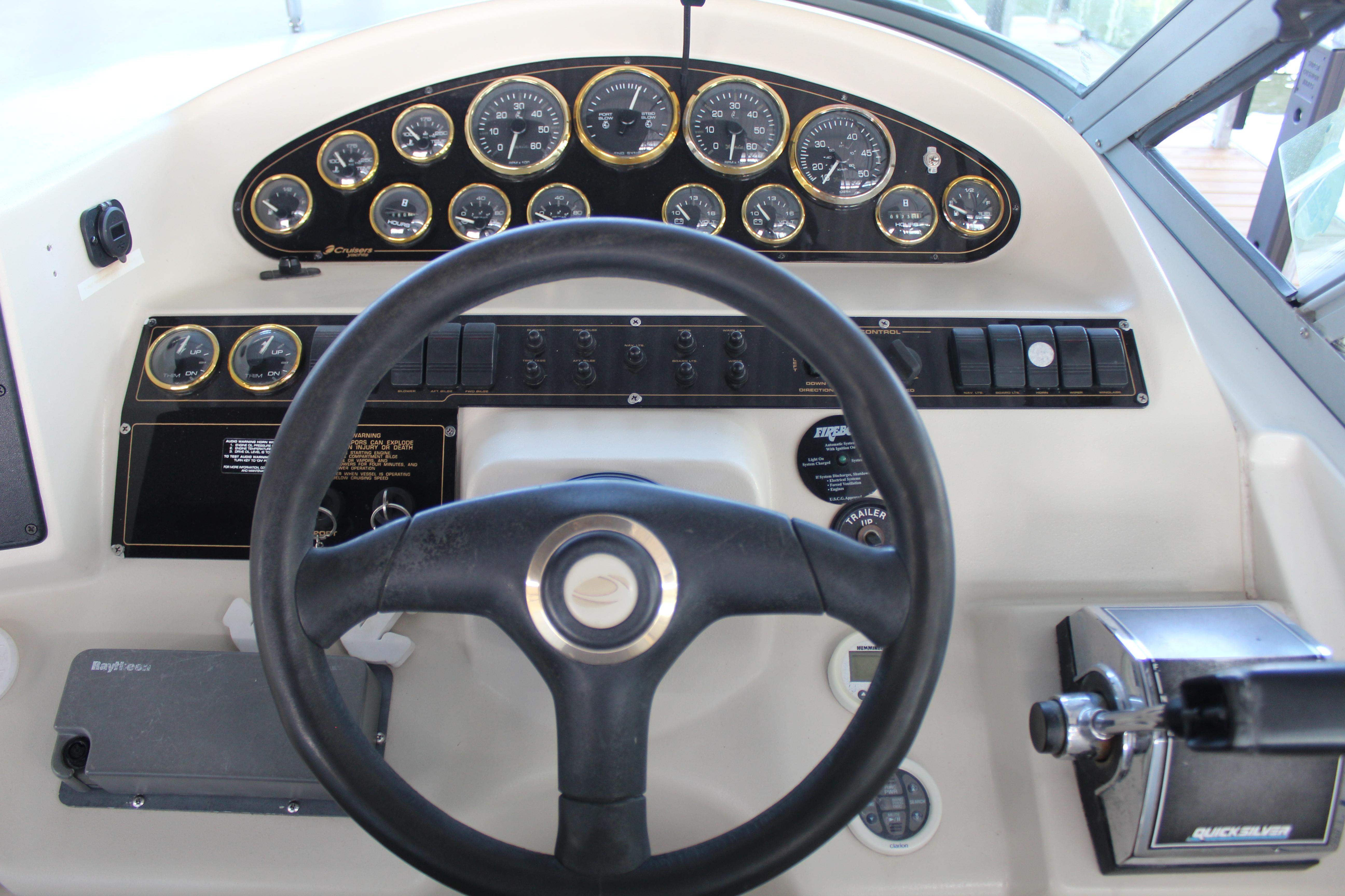 1999 Cruisers Yachts 3075 Rogue - 12