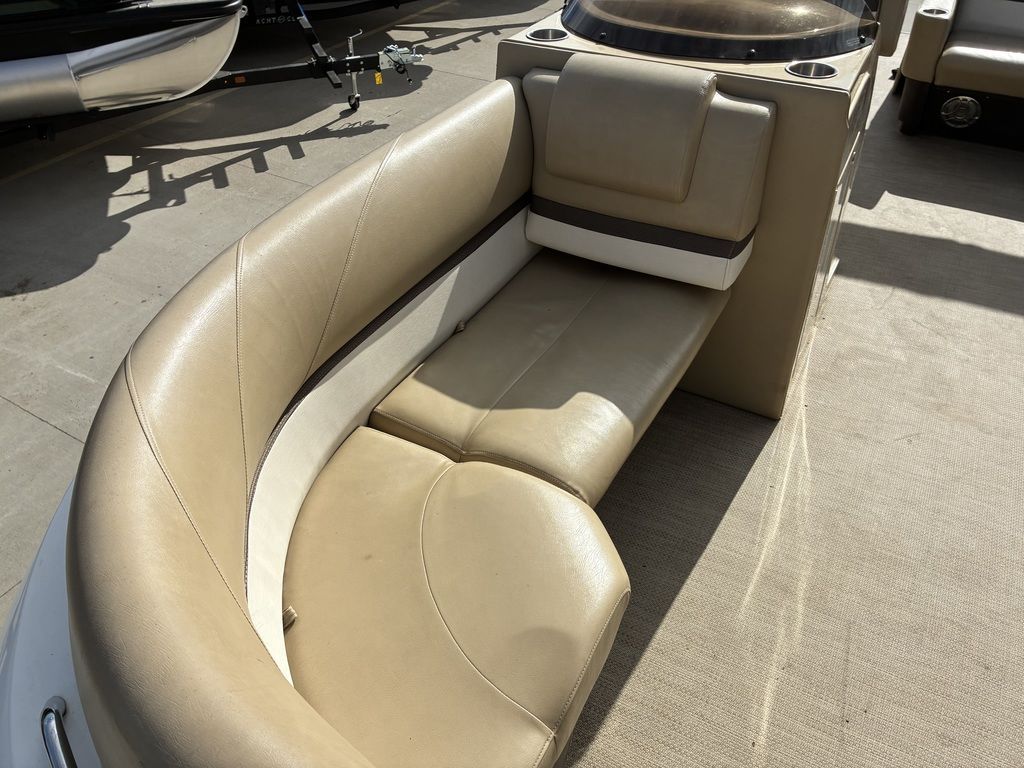 2015 Larson Escape 2200 RT - 12