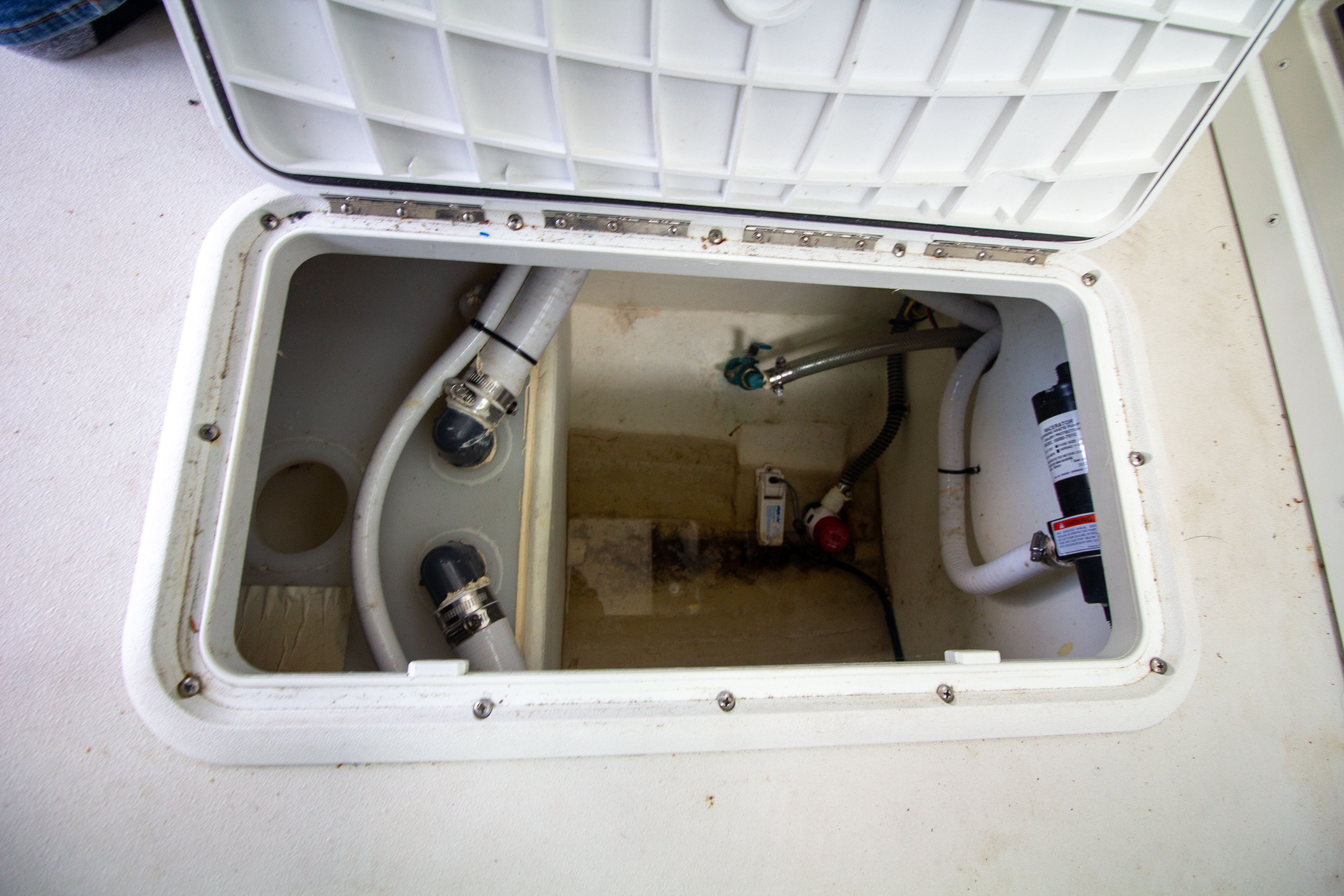 Interior view of Parker 2520 XLD Sport Cabin 2022 boat engine compartment.