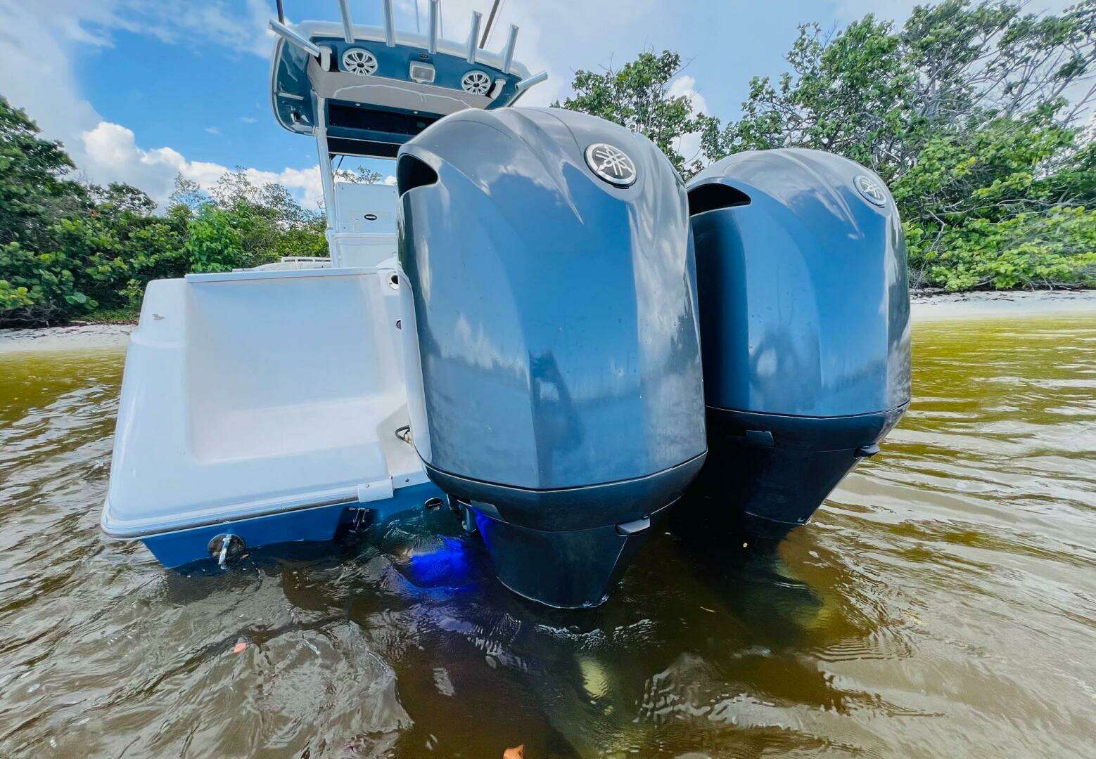 2012 Everglades 295 Center Console - Image 10