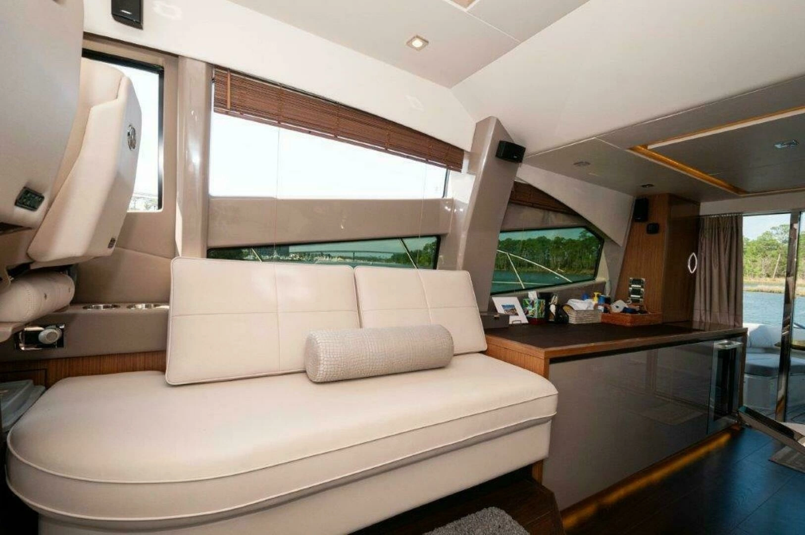 2018 Sea Ray L550 Flybridge - Image 7