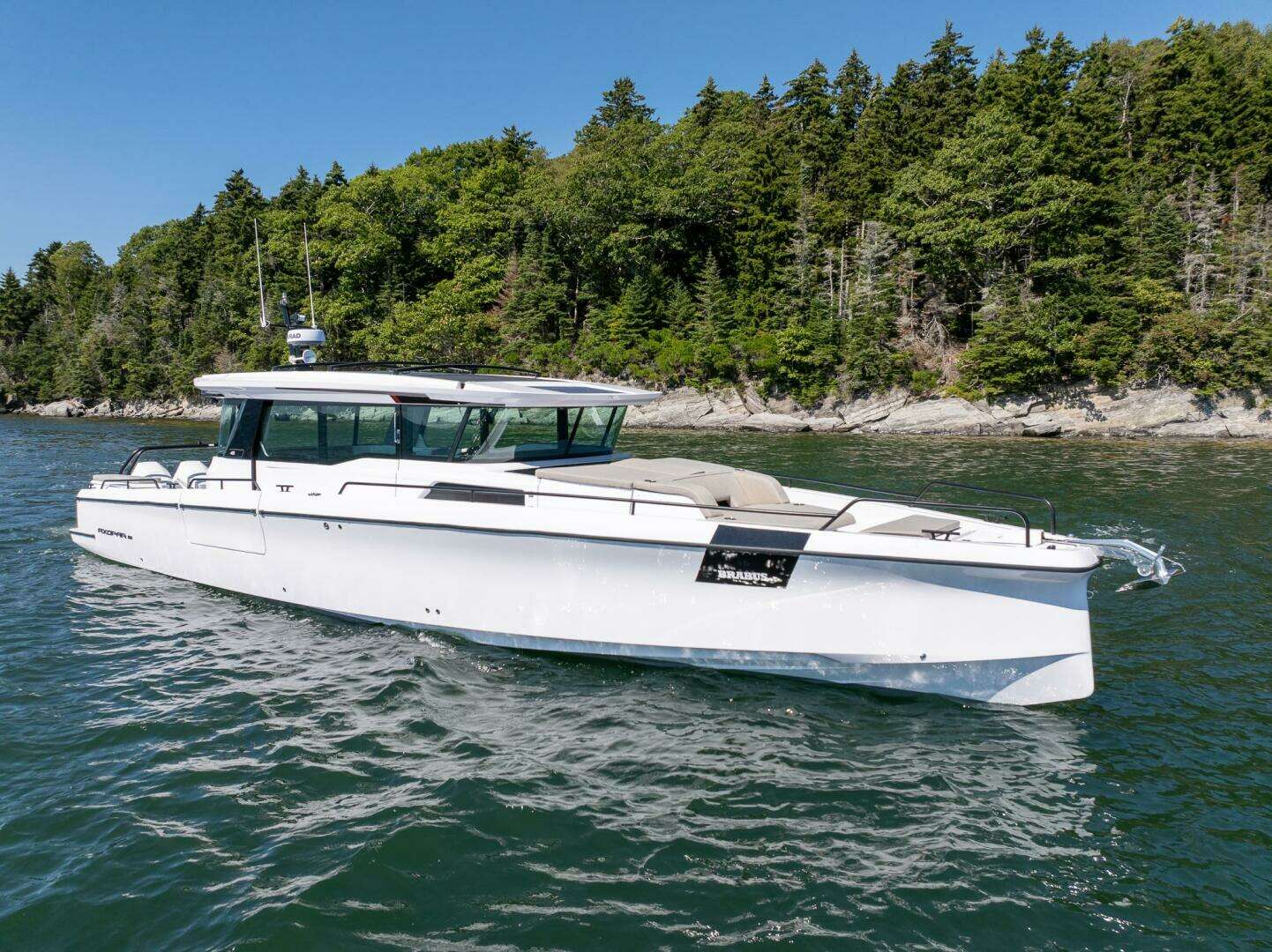 2025 Axopar Cross Cabin - Image 2