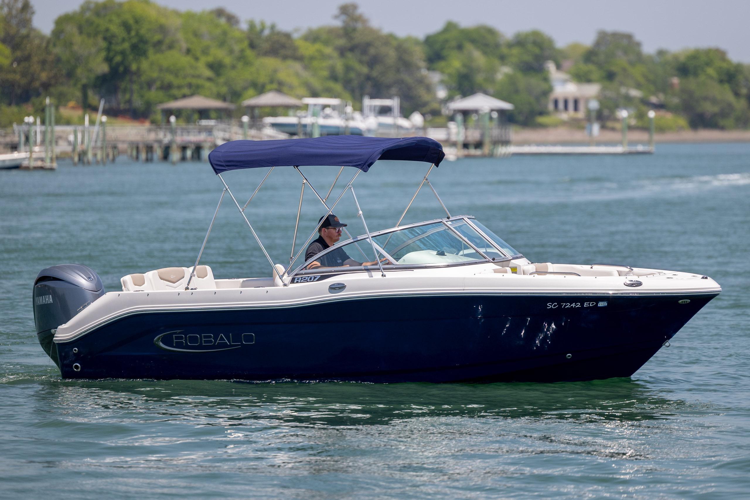 2024 Robalo R207 Dual Console